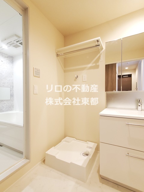 その他　上部ラックも便利な洗濯機置場♪