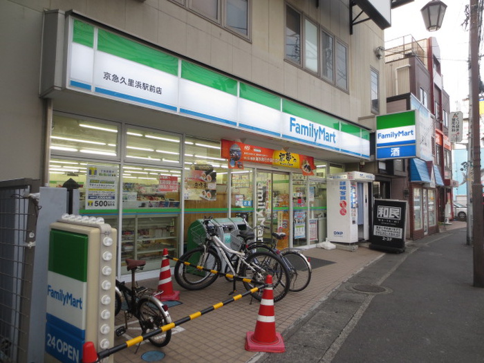 コンビニ　ファミリーマート（コンビニ）まで586m