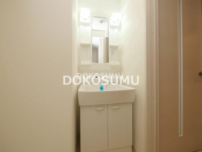洗面設備　忙しい朝もスムーズに。使いやすさを追求した清潔な洗面空間。