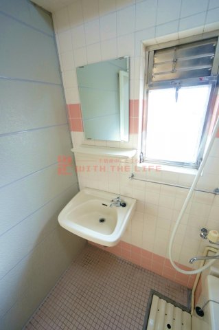 洗面設備　明るい洗面所です