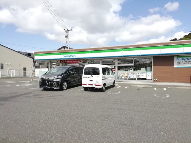 コンビニ　ファミリーマート（コンビニ）まで300m