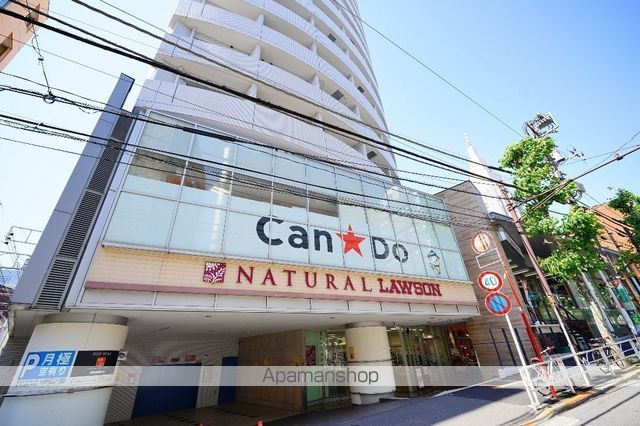 コンビニ　ナチュラルローソン代々木駅西店（コンビニ）まで298m