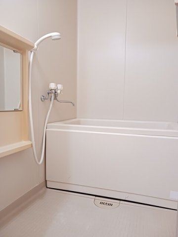 バス・シャワールーム　コンパクトで使いやすいお風呂です