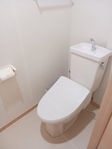 トイレ　落ち着いた色調のトイレです