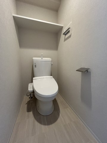 トイレ　落ち着いた色調のトイレです