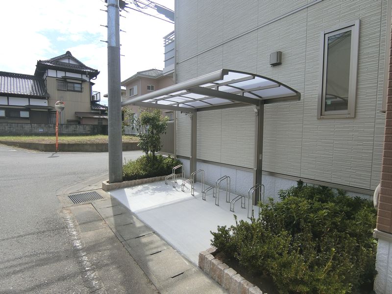 その他共有部分　屋根付きの駐輪場あります☆