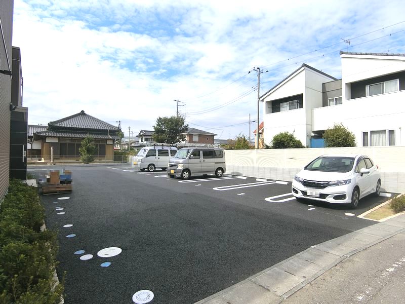 駐車場　駐車場は各戸1台付無料☆