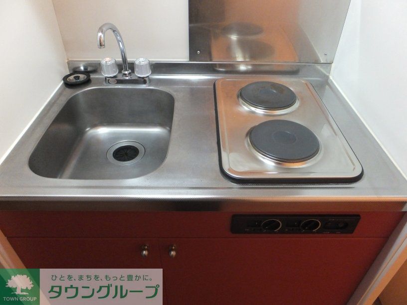キッチン　2口電気コンロ。電子レンジと冷蔵庫も付いています
