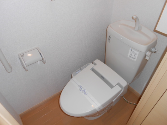 トイレ　温水洗浄便座完備・小物収納棚有り