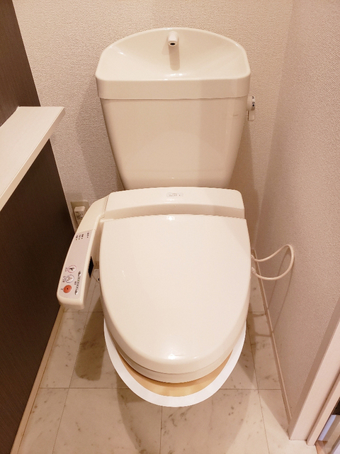 トイレ　温水洗浄便座