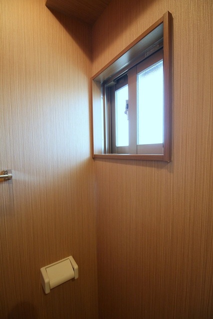 トイレ　トイレは小窓付き♪