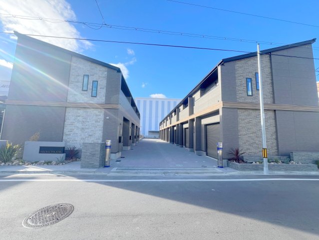 建物外観　閑静な住宅地にある、落ちついた色合いのキレイな建物です。