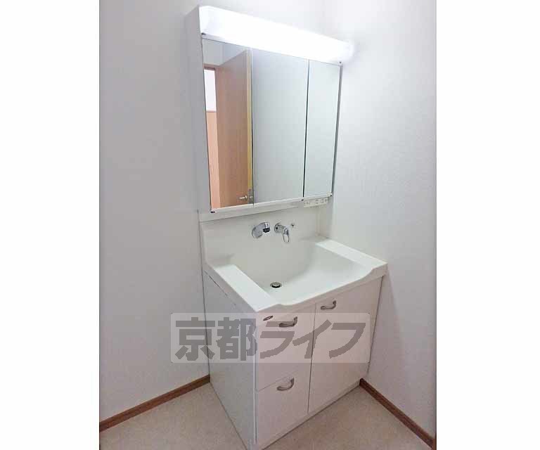洗面設備　ハイバック水栓のお掃除しやすい３面鏡の洗面台です。