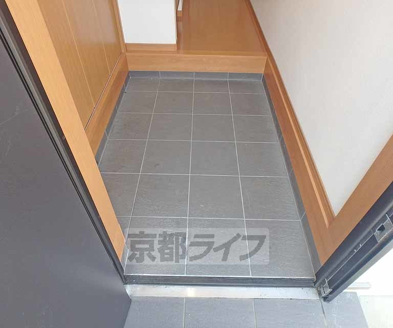 玄関　タイル張りのゆったりとした玄関です。