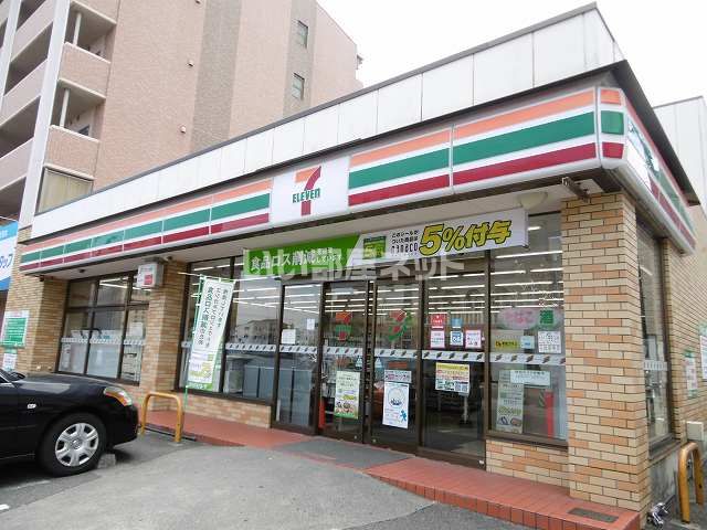 コンビニ　セブンイレブン知多半田駅前店（コンビニ）まで856m