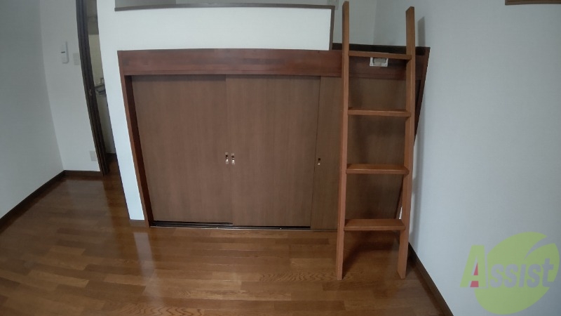 その他設備　洋室にございます収納は大きく沢山しまえそうです。