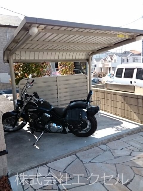 その他共有部分　屋根付きの駐輪場です。