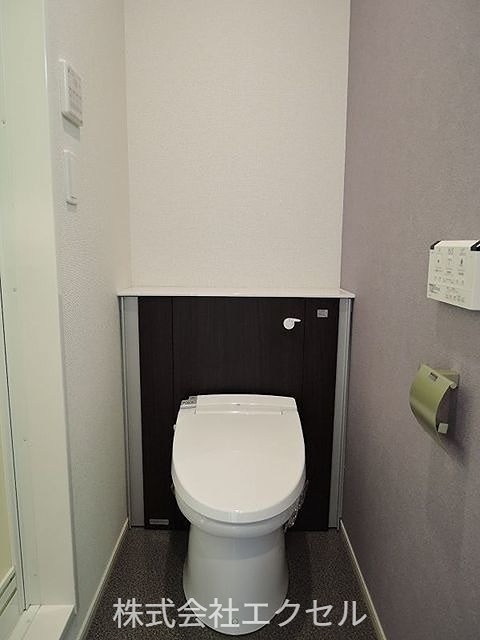 トイレ　温水洗浄便座です。