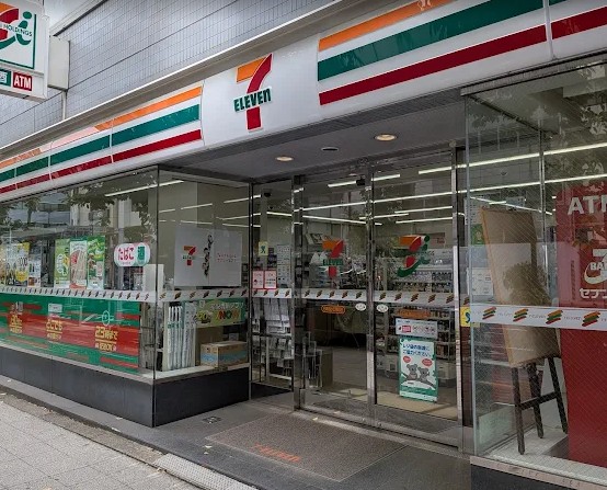 コンビニ　セブンイレブン日本橋小伝馬町店（コンビニ）まで230m