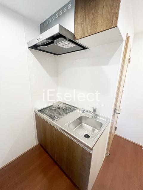 キッチン　２口システムキッチン付き。調理スペースあって料理も楽々♪