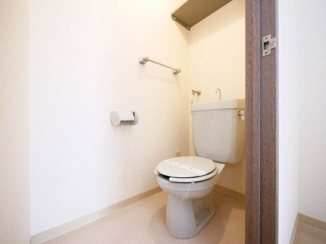 トイレ　※写真は別号室です。