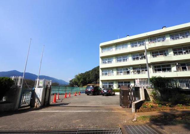 小学校　厚木市立荻野小学校（小学校）まで987m