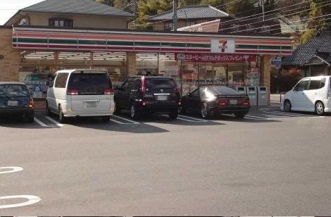 コンビニ　セブンイレブン（コンビニ）まで390m