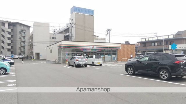 コンビニ　セブンイレブン（コンビニ）まで758m
