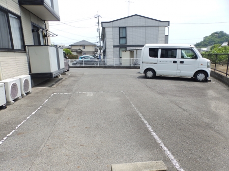 駐車場　駐車場があるので、車を買う予定の方も安心です
