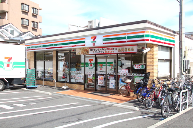 コンビニ　セブンイレブン多摩関戸2丁目店（コンビニ）まで398m