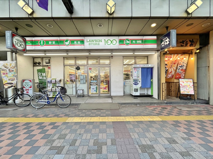 コンビニ　ローソンストア100（コンビニ）まで300m
