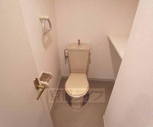 トイレ　棚付きのトイレで便利です。