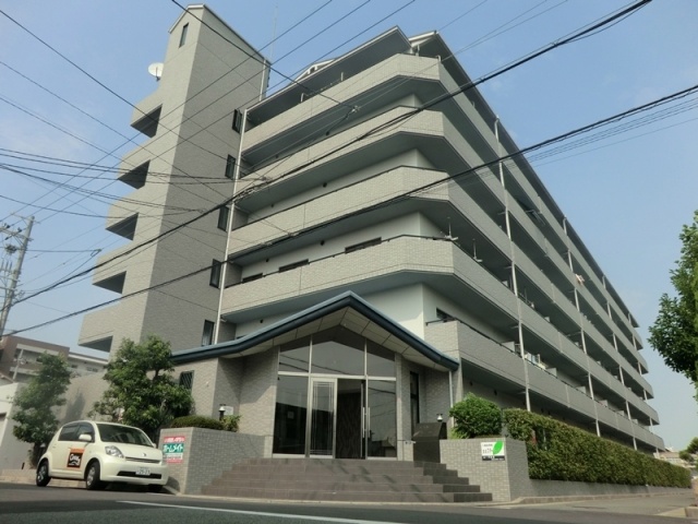 建物外観　オートロックで外部の人間が簡単に出入りできないため安心です。