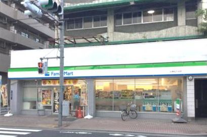 コンビニ　ファミリーマート台東松が谷店（コンビニ）まで142m