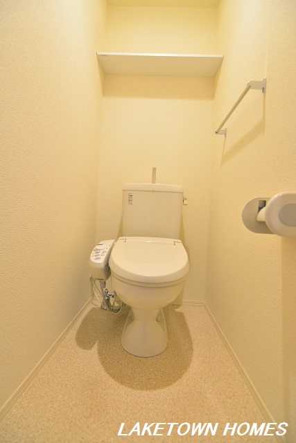 トイレ　温水洗浄暖房便座付のトイレです。