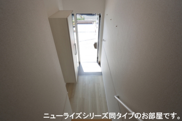 玄関　※参考写真　同建築メーカー施工の同間取完成他物件のものです。