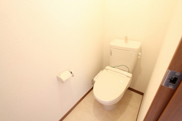トイレ　温水シャワー付きトイレです