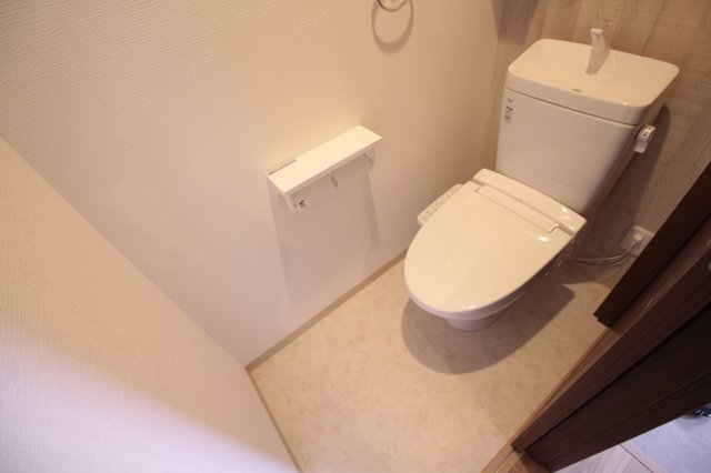 トイレ　落ち着いた色調のトイレです