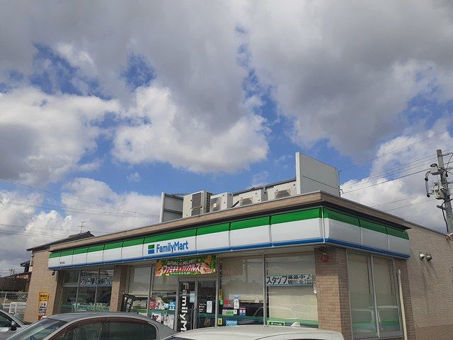 コンビニ　ファミリーマート（コンビニ）まで650m