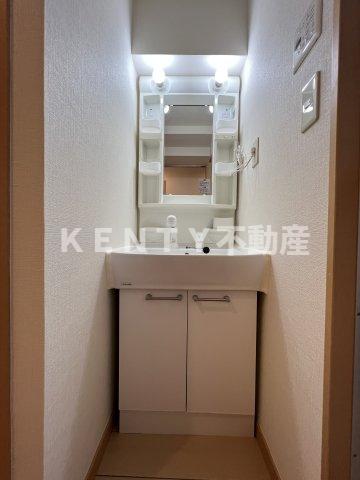 洗面設備　明るい洗面所です