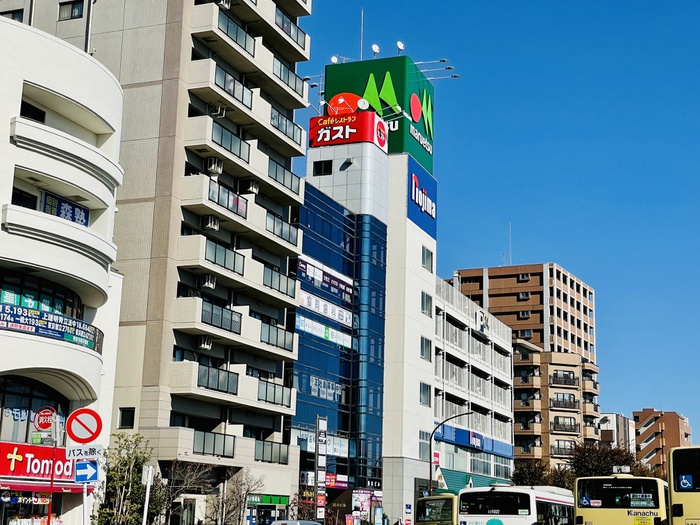 飲食店　ガスト　鶴川駅前店（飲食店）まで384m