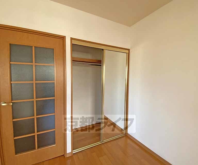 収納　収納引き戸が鏡になっています。