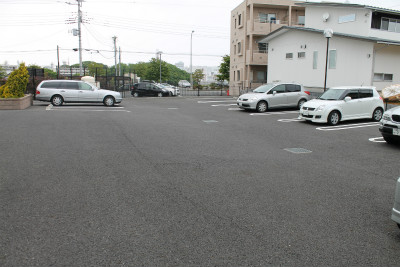 駐車場　アスファルト舗装の駐車場