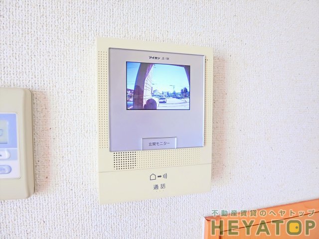 セキュリティ　モニター付きドアホンで安心確認（同仕様写真）