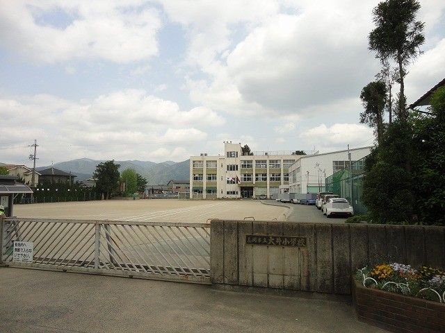 小学校　亀岡市立大井小学校（小学校）まで330m