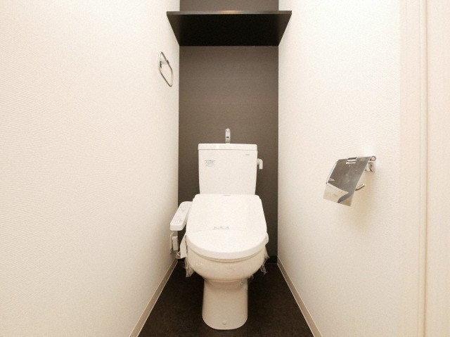 トイレ　落ち着いた色調のトイレです