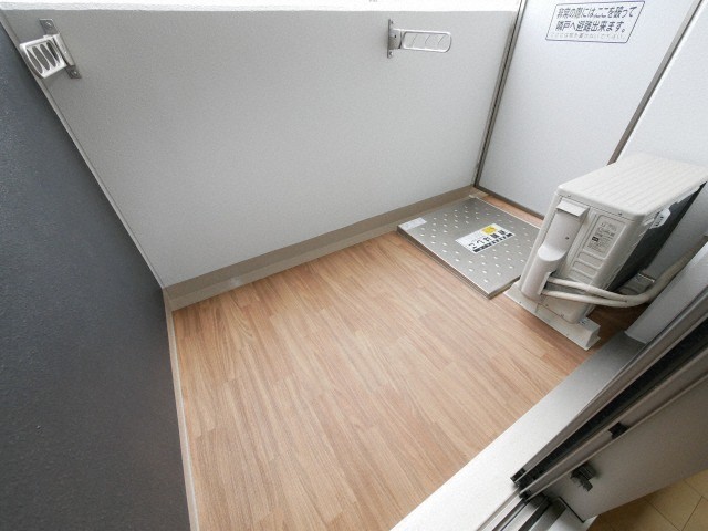 バルコニー　暖かな日差しのふりそそぐバルコニー