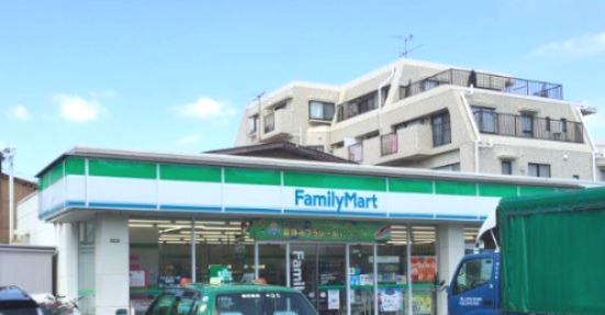コンビニ　ファミリーマート世田谷教育会館前店（コンビニ）まで719m