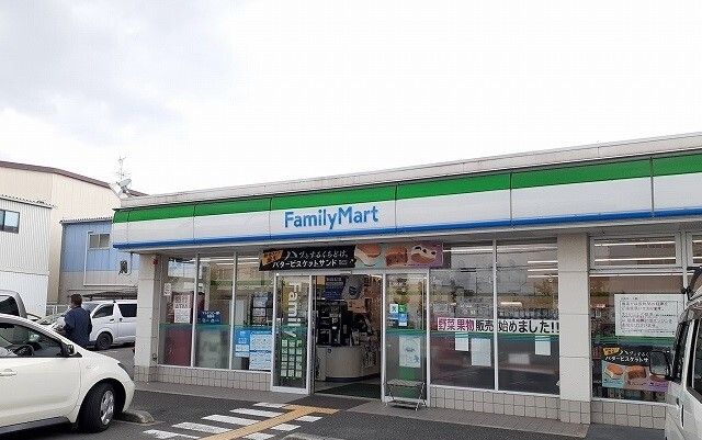 コンビニ　ファミリーマート様（コンビニ）まで180m