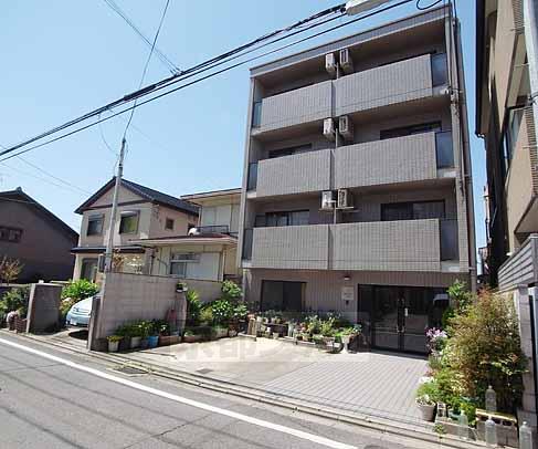 建物外観　かっちりしたマンションタイプ